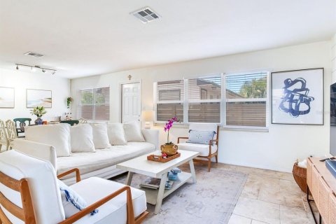 House in Saint Petersburg, Florida 2 bedrooms, 85.1 sq.m. № 1663175 - photo 7