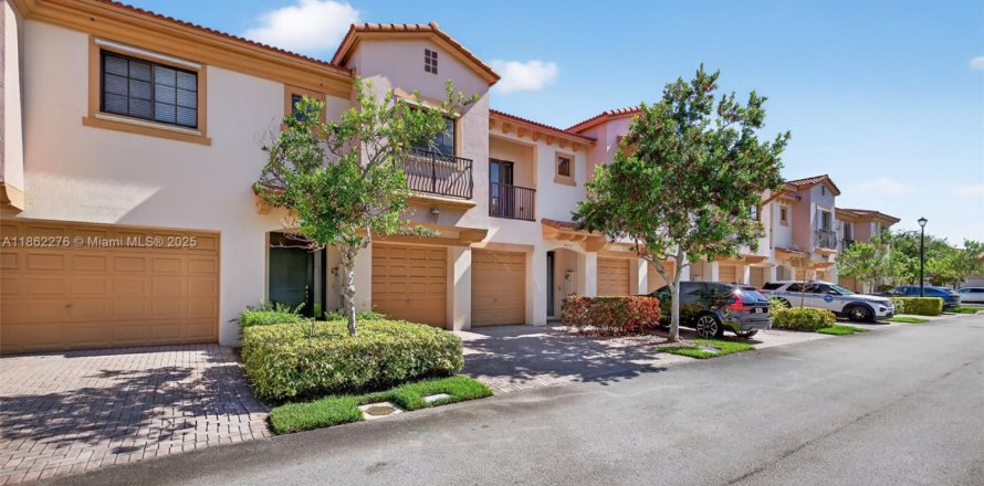 Townhouse in Coconut Creek, Florida 3 bedrooms, 179.77 sq.m. № 1891392
