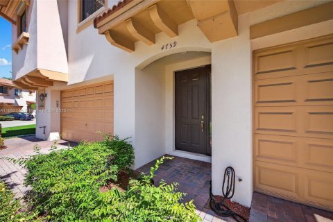 Townhouse in Coconut Creek, Florida 3 bedrooms, 179.77 sq.m. № 1891392 - photo 4