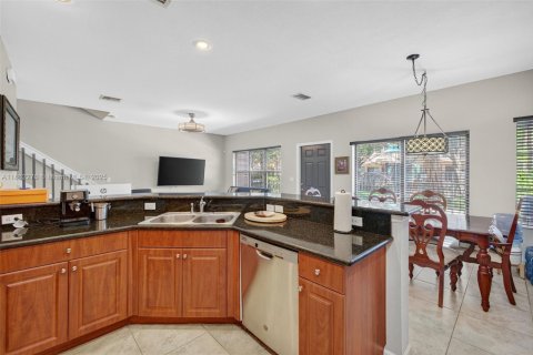 Townhouse in Coconut Creek, Florida 3 bedrooms, 179.77 sq.m. № 1891392 - photo 10