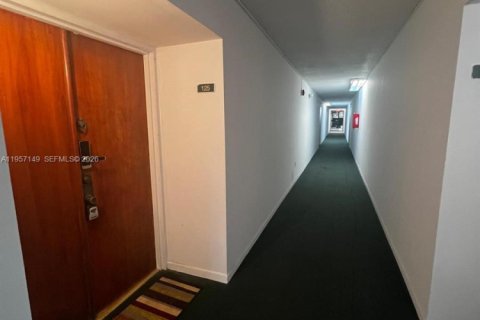 Купить кондоминиум в Майами, Флорида 2 спальни, 83.43м2, № 2240899 - фото 14