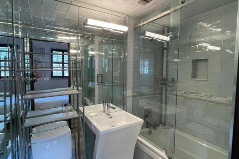 Condo in Miami Beach, Florida, 2 bedrooms  № 2248799 - photo 14