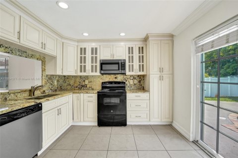 Casa en venta en Pembroke Pines, Florida, 4 dormitorios, 186.83 m2 № 1892627 - foto 17