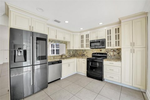 Casa en venta en Pembroke Pines, Florida, 4 dormitorios, 186.83 m2 № 1892627 - foto 14