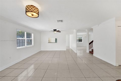 Casa en venta en Pembroke Pines, Florida, 4 dormitorios, 186.83 m2 № 1892627 - foto 10