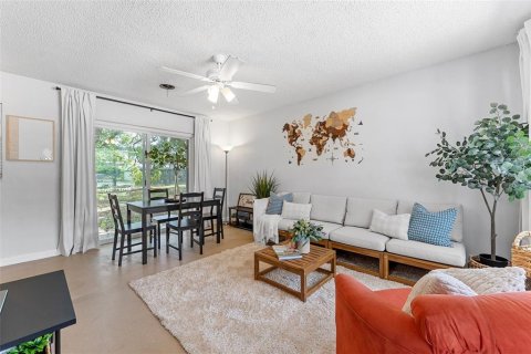 House in Casselberry, Florida 3 bedrooms, 79.43 sq.m. № 2234233 - photo 3