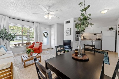 House in Casselberry, Florida 3 bedrooms, 79.43 sq.m. № 2234233 - photo 8