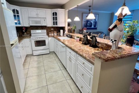 Condo in Miami Beach, Florida, 1 bedroom  № 2087305 - photo 13