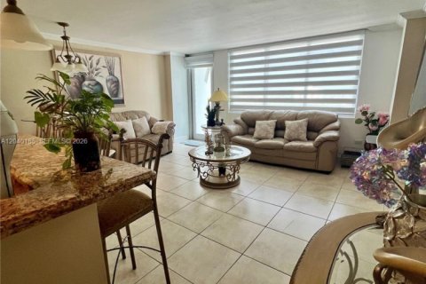 Condo in Miami Beach, Florida, 1 bedroom  № 2087305 - photo 15