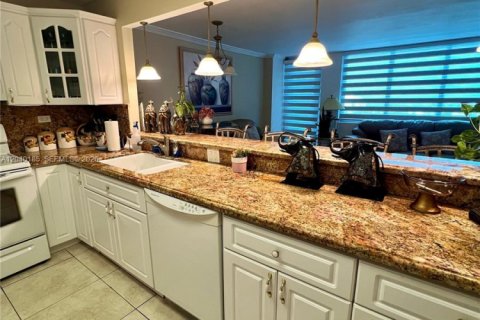 Condo in Miami Beach, Florida, 1 bedroom  № 2087305 - photo 11