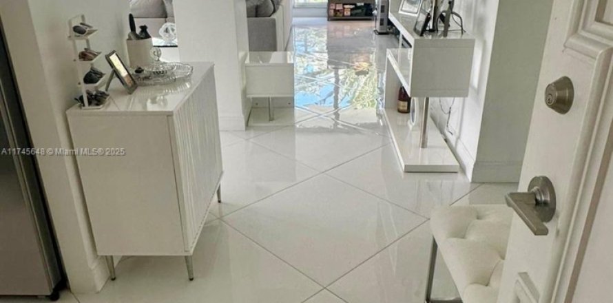 Condominio en Hollywood, Florida, 2 dormitorios  № 1860230