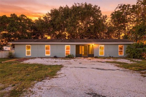 Commercial property in Saint Petersburg, Florida 4 bedrooms, 156.08 sq.m. № 2354519