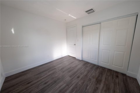 Casa en venta en Miami, Florida, 4 dormitorios, 332.78 m2 № 1828952 - foto 21