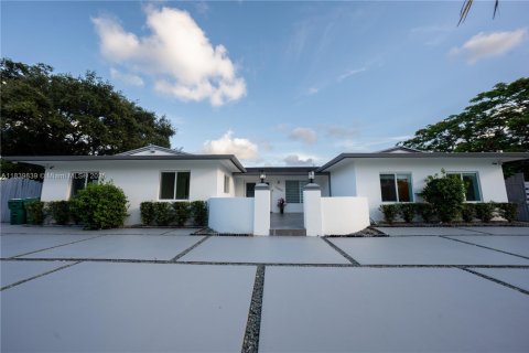 Casa en venta en Miami, Florida, 4 dormitorios, 332.78 m2 № 1828952 - foto 2