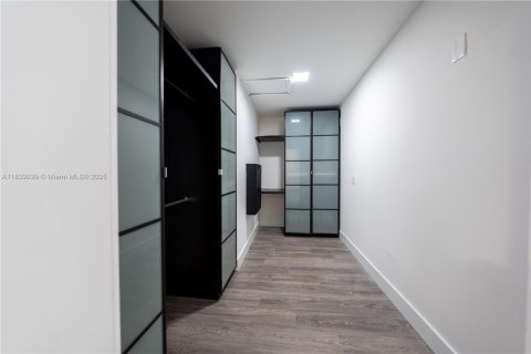 Casa en venta en Miami, Florida, 4 dormitorios, 332.78 m2 № 1828952 - foto 27