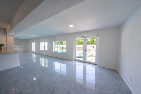 Casa en venta en Miami, Florida, 4 dormitorios, 332.78 m2 № 1828952 - foto 11