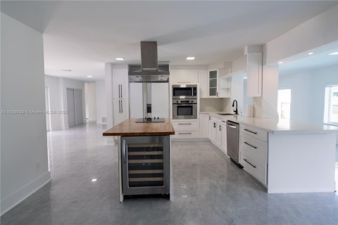 Casa en venta en Miami, Florida, 4 dormitorios, 332.78 m2 № 1828952 - foto 13