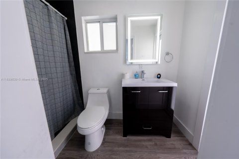 Casa en venta en Miami, Florida, 4 dormitorios, 332.78 m2 № 1828952 - foto 28