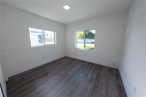 Casa en venta en Miami, Florida, 4 dormitorios, 332.78 m2 № 1828952 - foto 20