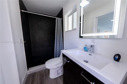 Casa en venta en Miami, Florida, 4 dormitorios, 332.78 m2 № 1828952 - foto 29