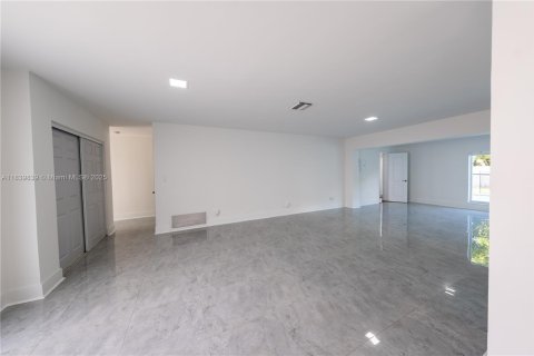 Casa en venta en Miami, Florida, 4 dormitorios, 332.78 m2 № 1828952 - foto 7