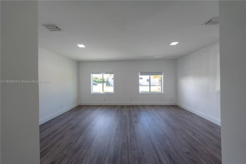 Casa en venta en Miami, Florida, 4 dormitorios, 332.78 m2 № 1828952 - foto 17