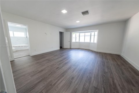 Casa en venta en Miami, Florida, 4 dormitorios, 332.78 m2 № 1828952 - foto 24