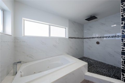 Casa en venta en Miami, Florida, 4 dormitorios, 332.78 m2 № 1828952 - foto 26