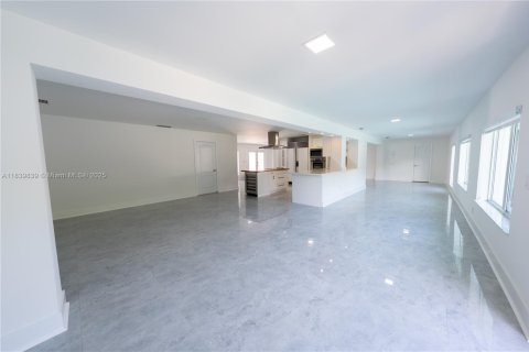 Casa en venta en Miami, Florida, 4 dormitorios, 332.78 m2 № 1828952 - foto 12