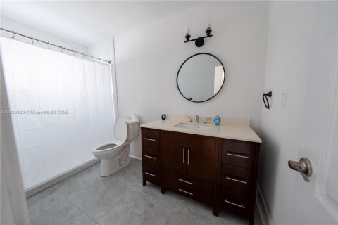 Casa en venta en Miami, Florida, 4 dormitorios, 332.78 m2 № 1828952 - foto 23