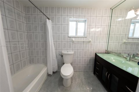 Casa en venta en Miami, Florida, 4 dormitorios, 332.78 m2 № 1828952 - foto 18