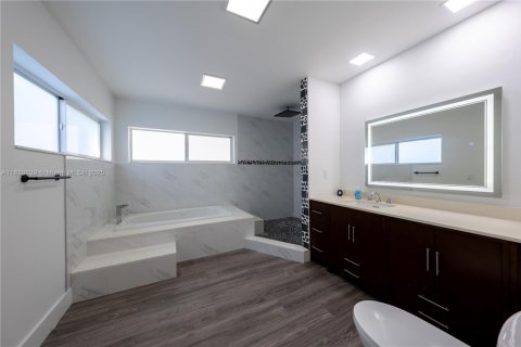 Casa en venta en Miami, Florida, 4 dormitorios, 332.78 m2 № 1828952 - foto 25