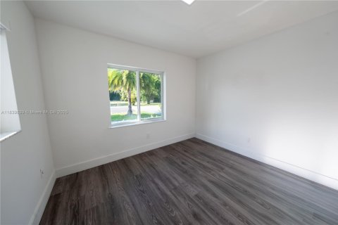 Casa en venta en Miami, Florida, 4 dormitorios, 332.78 m2 № 1828952 - foto 22