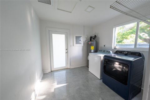 Casa en venta en Miami, Florida, 4 dormitorios, 332.78 m2 № 1828952 - foto 19
