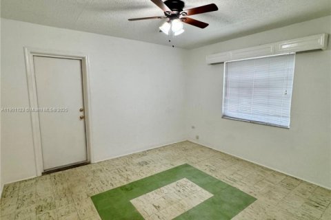 House in Miami, Florida 3 bedrooms, 282.42 sq.m. № 1952257 - photo 9