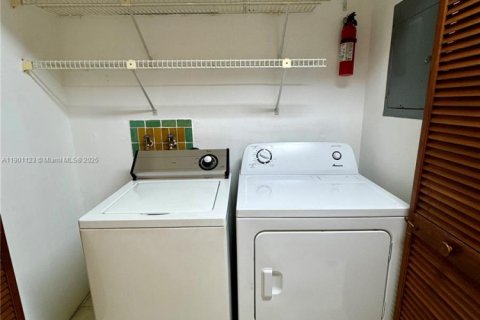 House in Miami, Florida 3 bedrooms, 282.42 sq.m. № 1952257 - photo 14