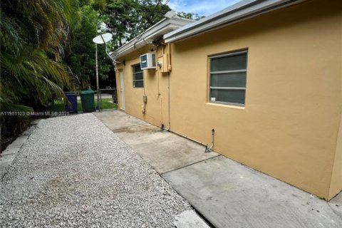 House in Miami, Florida 3 bedrooms, 282.42 sq.m. № 1952257 - photo 16