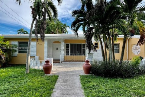 House in Miami, Florida 3 bedrooms, 282.42 sq.m. № 1952257 - photo 1