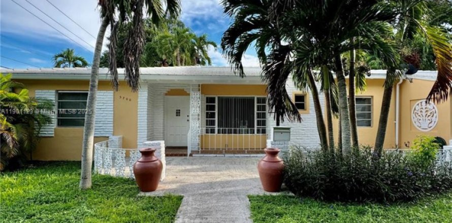 House in Miami, Florida 3 bedrooms, 282.42 sq.m. № 1952257