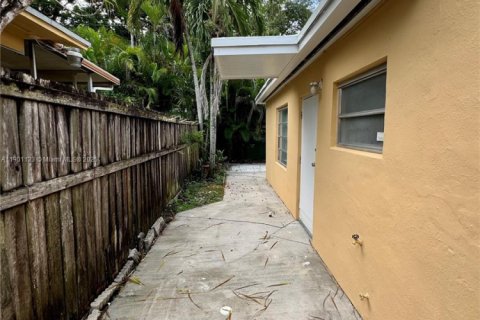 House in Miami, Florida 3 bedrooms, 282.42 sq.m. № 1952257 - photo 17