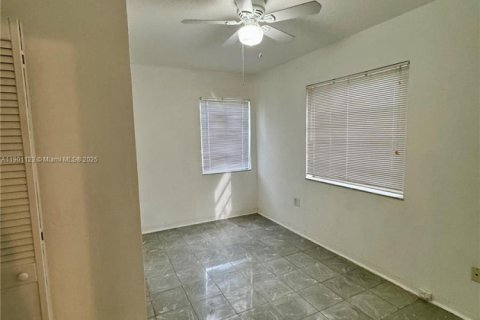House in Miami, Florida 3 bedrooms, 282.42 sq.m. № 1952257 - photo 11