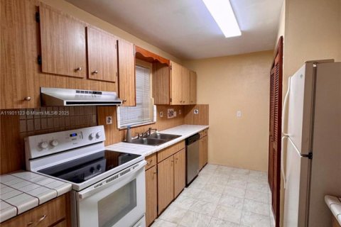 House in Miami, Florida 3 bedrooms, 282.42 sq.m. № 1952257 - photo 2