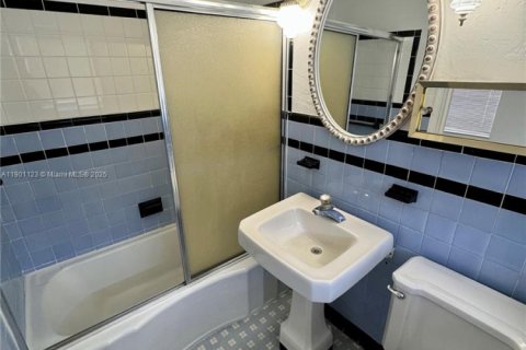 House in Miami, Florida 3 bedrooms, 282.42 sq.m. № 1952257 - photo 12