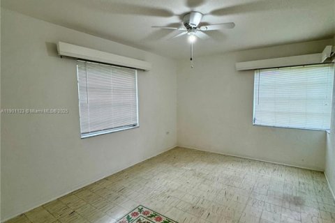 House in Miami, Florida 3 bedrooms, 282.42 sq.m. № 1952257 - photo 6