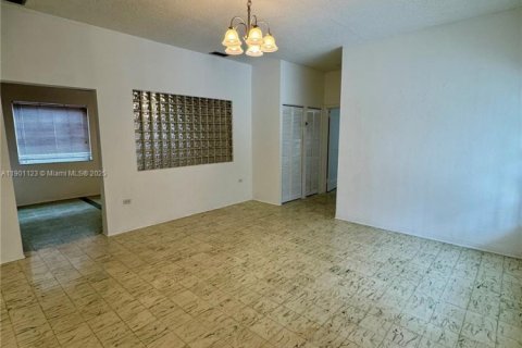 House in Miami, Florida 3 bedrooms, 282.42 sq.m. № 1952257 - photo 4