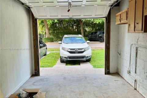 House in Miami, Florida 3 bedrooms, 282.42 sq.m. № 1952257 - photo 15