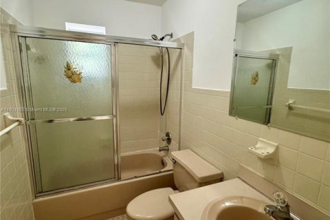 House in Miami, Florida 3 bedrooms, 282.42 sq.m. № 1952257 - photo 10