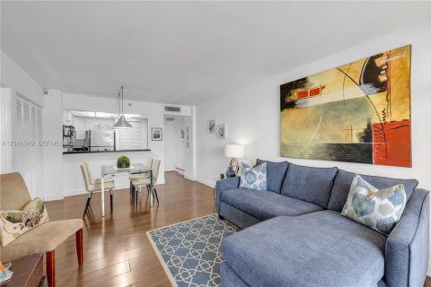 Condominio en alquiler en Miami, Florida, 1 dormitorio, 60.39 m2 № 2355197 - foto 8