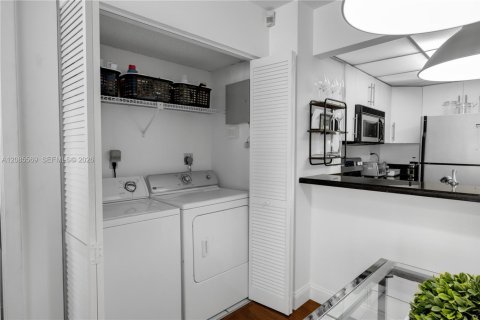 Condominio en alquiler en Miami, Florida, 1 dormitorio, 60.39 m2 № 2355197 - foto 13