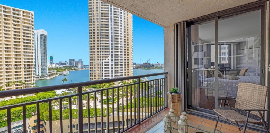 Condominio en Miami, Florida, 1 dormitorio  № 2355197